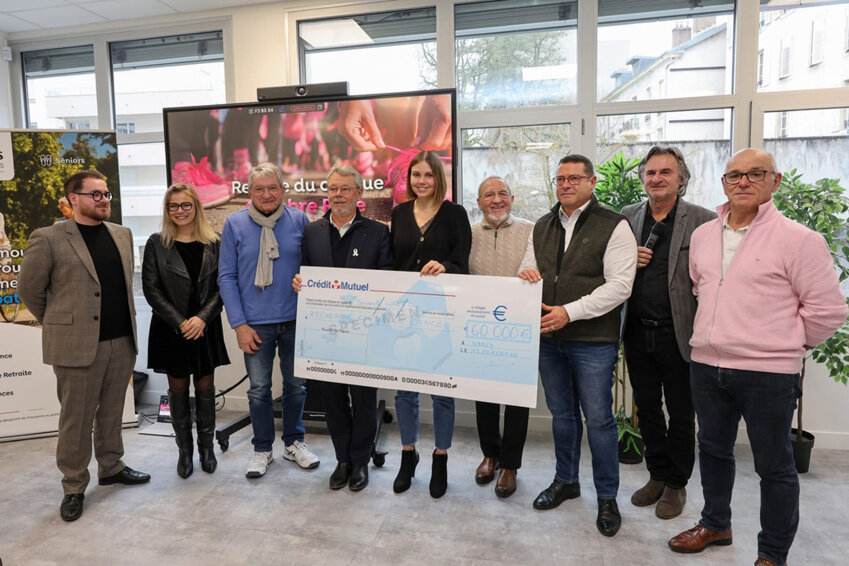 © Acoris Mutuelles. Le 19 janvier, Acoris Mutuelles a remis officiellement un chèque de 60 000 euros pour la lutte contre le cancer du sein. 