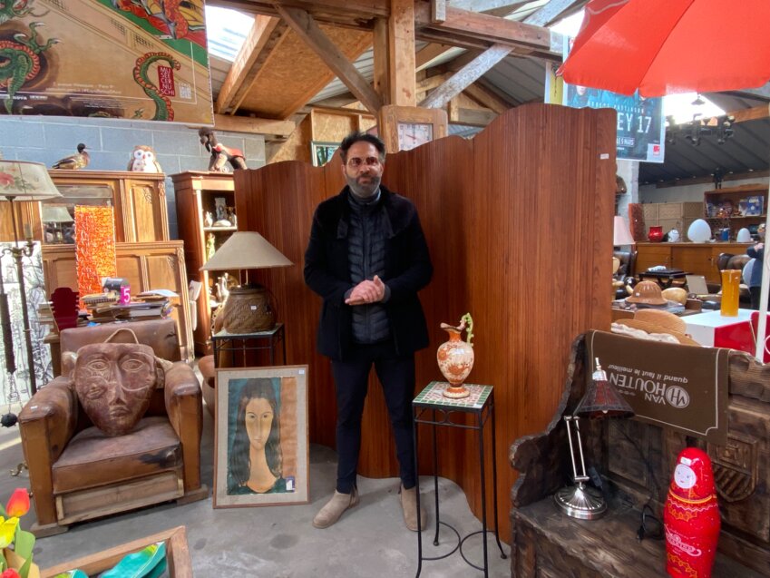 Franck Rémy devant un paravent des années 70.