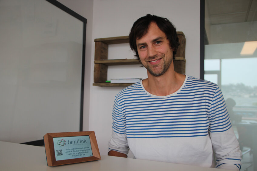 Crédit Photo : Bede pour Aletheia Press.
 « Jiri Kosla, l’un des fondateurs de AsWeShare, avec le cadre connecté Familink. »