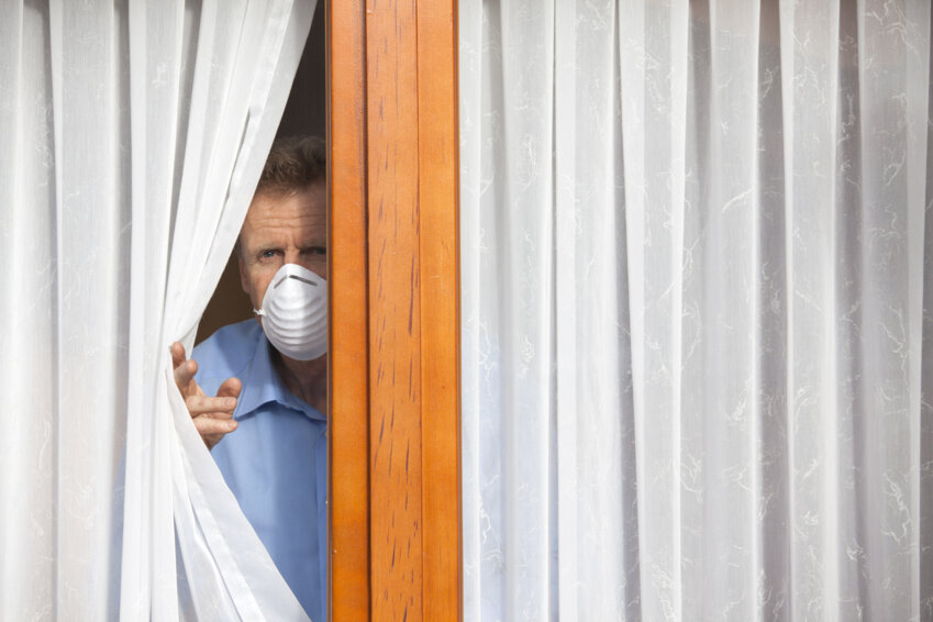 La mise en quarantaine ou le placement et maintien en isolement se déroule au choix de la personne qui en fait l'objet. 