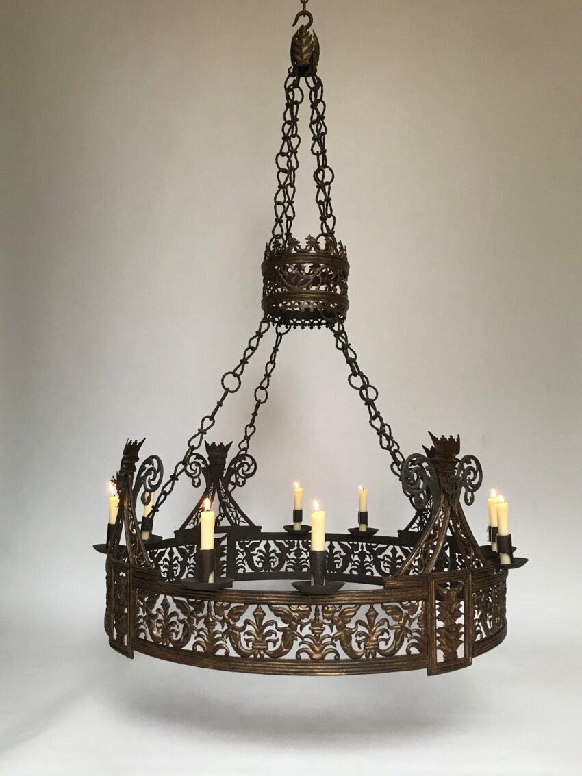 La couronne de lumière en fer forgé.