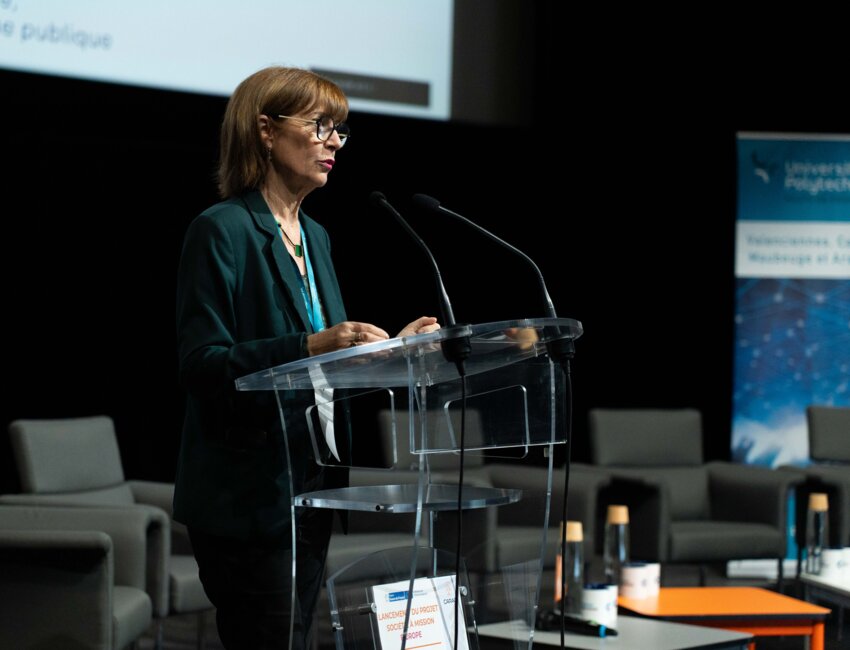 Matthieu Caron (avec le micro), porteur du projet et maître de conférences en droit public à l’UPHF, et l’équipe en charge du projet « Société à mission en Europe » © Elias Berrahal