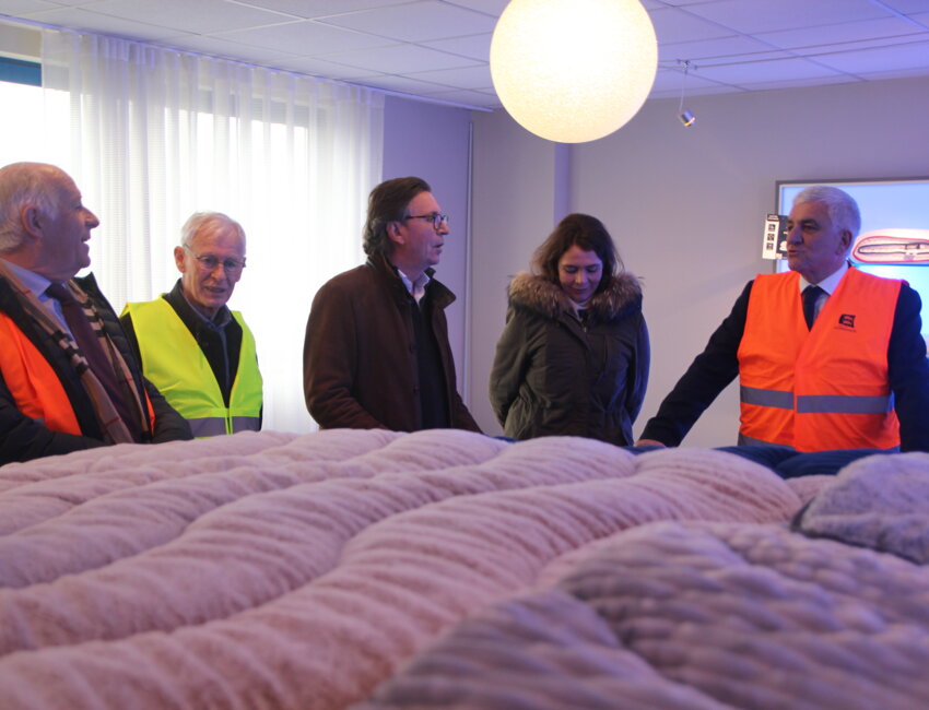 15 000 oreillers et 5 000 couettes sont fabriqués chaque jour par PEG à Varneville-Bretteville. © Aletheia Press / B.Delabre