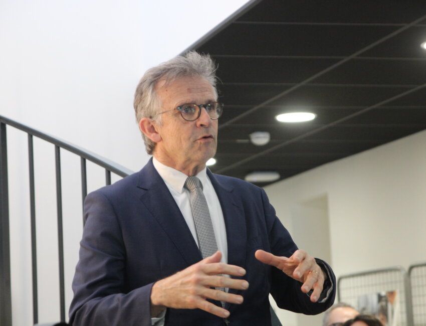Philippe Baptiste, ministre de l'Espace (à gauche), et Sébastien Martin, ministre de l'Industrie, encadrent Franck Saudo et Ross McInnes, respectivement président de Safran Electronics & Defense et du groupe Safran. © Aletheia Press / B.Delabre