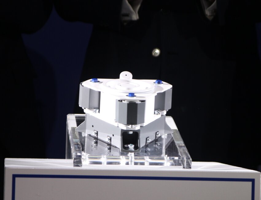 Philippe Baptiste, ministre de l'Espace (à gauche), et Sébastien Martin, ministre de l'Industrie, encadrent Franck Saudo et Ross McInnes, respectivement président de Safran Electronics & Defense et du groupe Safran. © Aletheia Press / B.Delabre