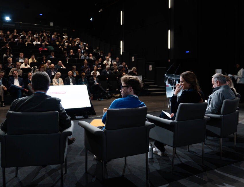 Matthieu Caron (avec le micro), porteur du projet et maître de conférences en droit public à l’UPHF, et l’équipe en charge du projet « Société à mission en Europe » © Elias Berrahal