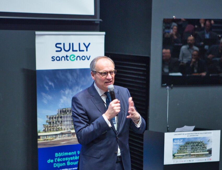 Les acteurs du projet Santenov Sully, réunis pour la pose de la première pierre symbolique. © Aletheia Press / A/. Morel