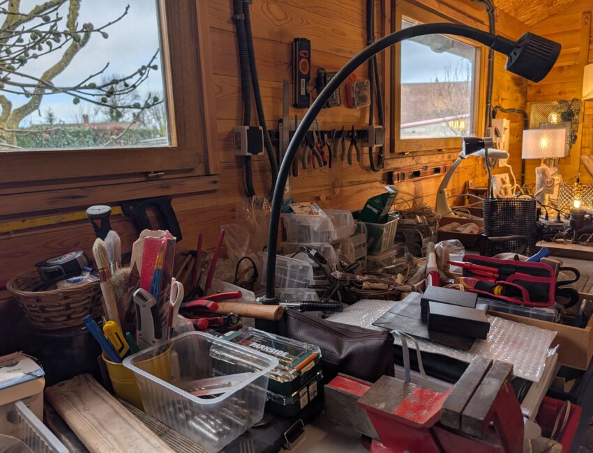 Karine Vichery valorise les déchets marins grâce à ses créations. © Aletheia Press / DLP