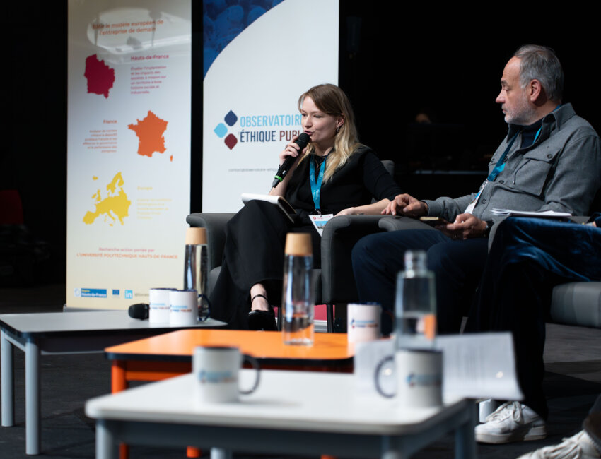 Matthieu Caron (avec le micro), porteur du projet et maître de conférences en droit public à l’UPHF, et l’équipe en charge du projet « Société à mission en Europe » © Elias Berrahal