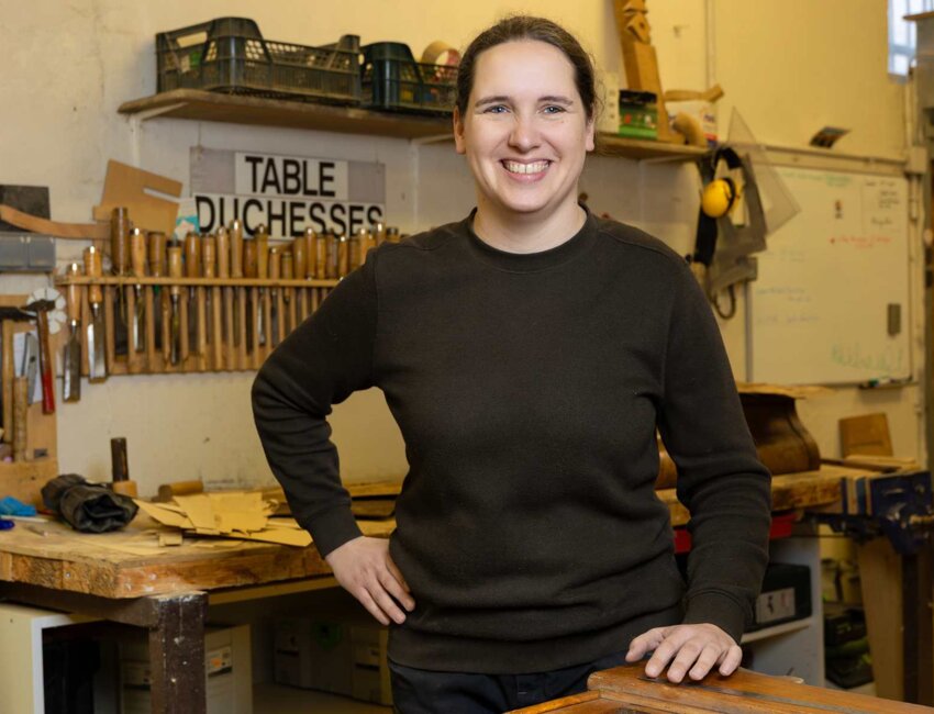 Le travail du bois, les gestes métiers précis continuent de passionner Laëtitia Verreman. (c) Marie-Line Waroude