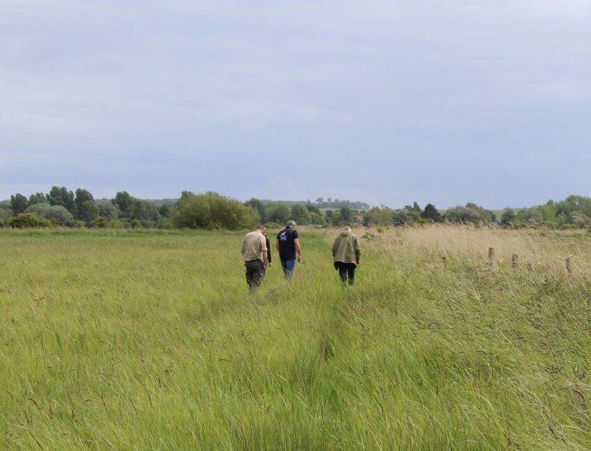 Benoît et Diane Maquigny, père et fille, sur leur exploitation familiale à Woignarue. © CGA PAE