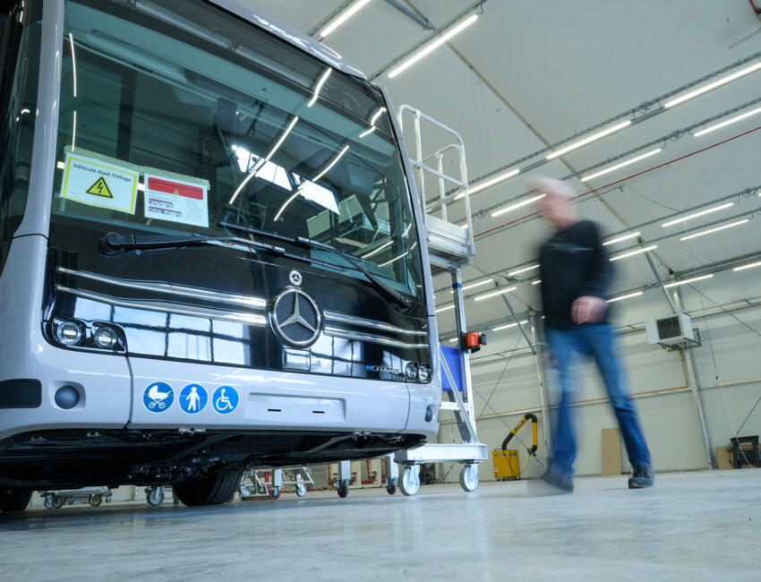 © Alexandra MARQUET. «Contrairement à ce qu’on pourrait peut-être croire, nos produits sont très spécifiques et nécessitent un travail manuel», confie Philippe Bender, le directeur de Daimler Buses à Ligny-en-Barrois.