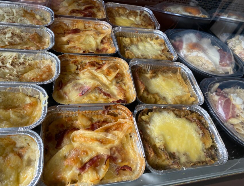 Aux beaux jours, les clients peuvent manger en terrasse.