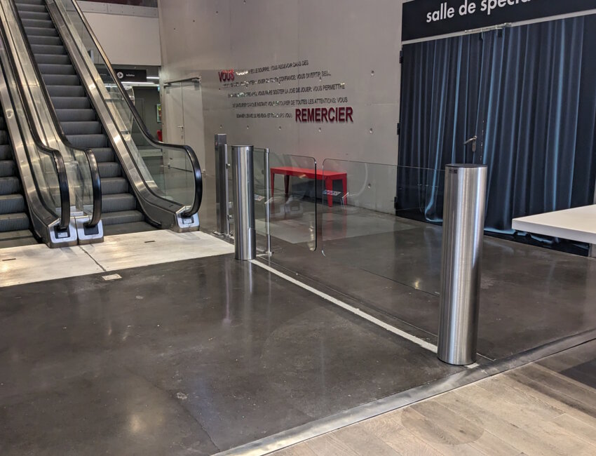 Damien Renaud, dirigeant de l’entreprise, lors de la Grande exposition du Fabriqué en France à l’Élysée, présentant le portillon d’accès SlimLINE.