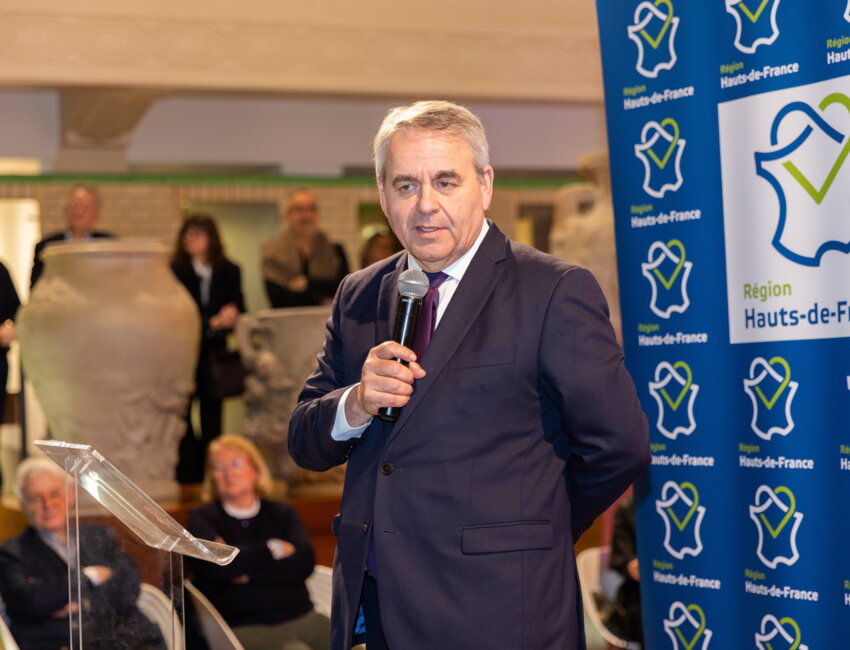 Xavier Bertrand, président de la Région, lors du vernissage de l'exposition, le 6 mars 2026. © Lena Heleta