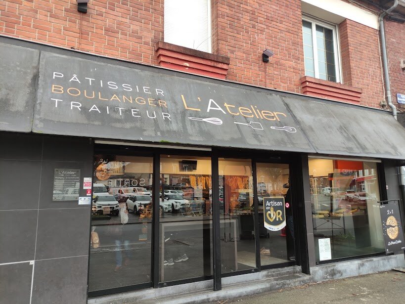 Le titre de Maître Artisan remis à Laurent Servais par Hélène Ripoll, la présidente de la Chambre des métiers et de l'artisanat de la Somme.