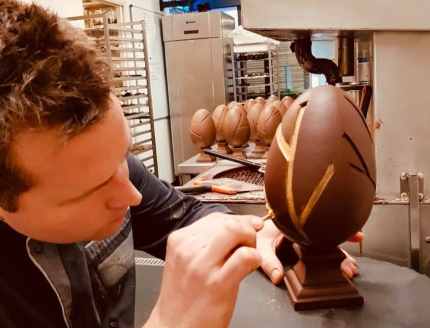 Anaëlle propose chocolats et macarons dans une boutique décorée selon le style Art déco.