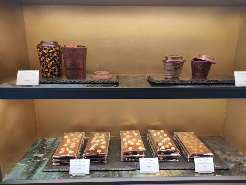 Anaëlle propose chocolats et macarons dans une boutique décorée selon le style Art déco.