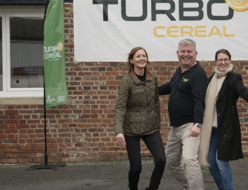 Marcel Turbaux entouré de Flavie (à gauche), responsable RSE et de Sylvie (à droite), chargée des relations avec les agriculteurs.