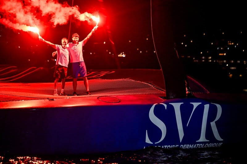 Jérémie Beyou (à gauche) et Morgan Lagravière (à droite) exultent après leur victoire en catégorie IMOCA à bord de Charal 2 lors de la 17e édition de la Transat Café L'Or. © Jean-Louis Carli/ Alea