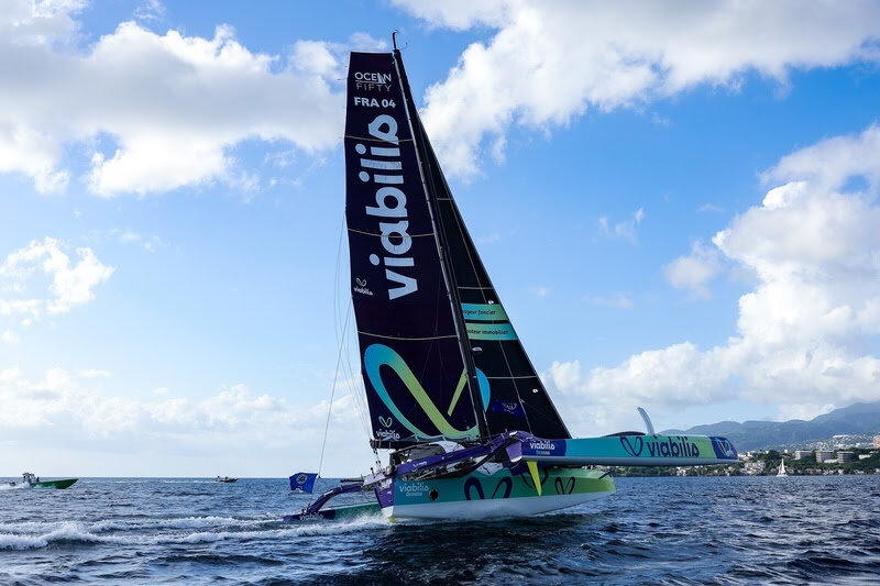 Jérémie Beyou (à gauche) et Morgan Lagravière (à droite) exultent après leur victoire en catégorie IMOCA à bord de Charal 2 lors de la 17e édition de la Transat Café L'Or. © Jean-Louis Carli/ Alea