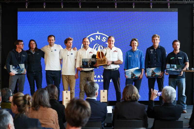 Jérémie Beyou (à gauche) et Morgan Lagravière (à droite) exultent après leur victoire en catégorie IMOCA à bord de Charal 2 lors de la 17e édition de la Transat Café L'Or. © Jean-Louis Carli/ Alea
