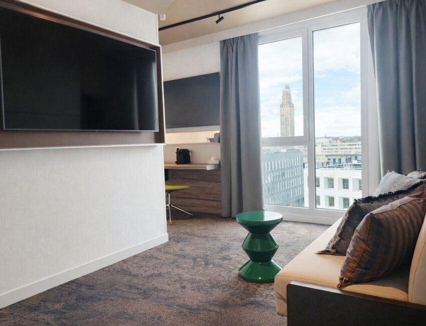 L'hôtel You est sorti de terre au cœur du quartier Gare-la-Vallée, à côté de la halle Freyssinet et de la sculpture du Nauti-poulpe. © Vinci Immobilier