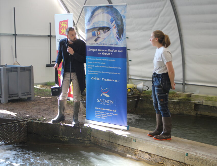 Cyril Barbier, directeur du site, et Léa Limbosch, technicienne aquacole, devraient voir l'activité de l'écloserie doubler d'ici quelques mois. © Aletheia Press / B.Delabre
