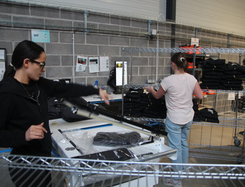 Les vêtements de travail sont lavés, mais aussi inspectés et réparés pour qu'ils conservent toutes leurs propriétés sécuritaires. © Aletheia Press / B.Delabre