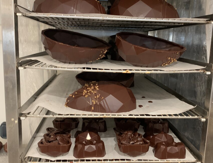 Lapins et œufs sont à l'honneur dans l'atelier qui prépare Pâques. Mais la production comprend également des confitures, des pâtes de fruits, des oursons guimauves et des bonbons acidulés… © Aletheia Press / L.Brémont