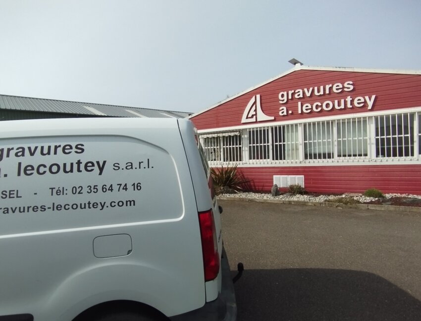 L'entreprise propose un service de découpe et de gravures, notamment à destination des industriels, et peut gérer de la très petite comme de la grande série. © Aletheia Press / B.Delabre