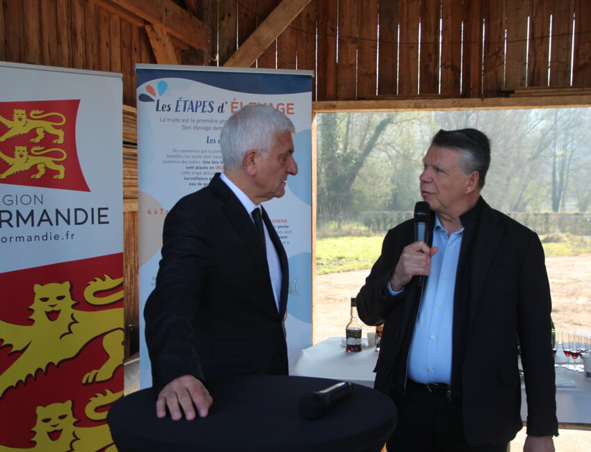 Le 20 mars, Pascal Goumain, président d'AMP, a accueilli à l'écloserie le président de la Région Hervé Morin, ravi de voir une filière saumon Normande voir peu à peu le jour. © Aletheia Press / B.Delabre