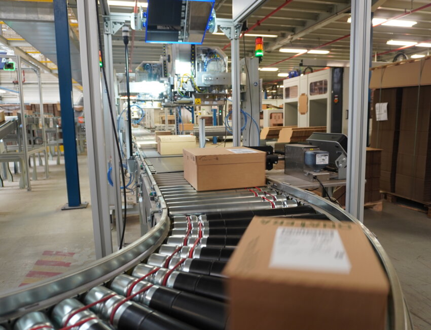 L’outil optimise le conditionnement en ajustant la taille des cartons, réduisant ainsi les volumes transportés. © Aletheia Press / L. Peron Vranesic