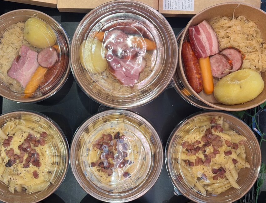 Les plats sont servis dans des poke bowl.