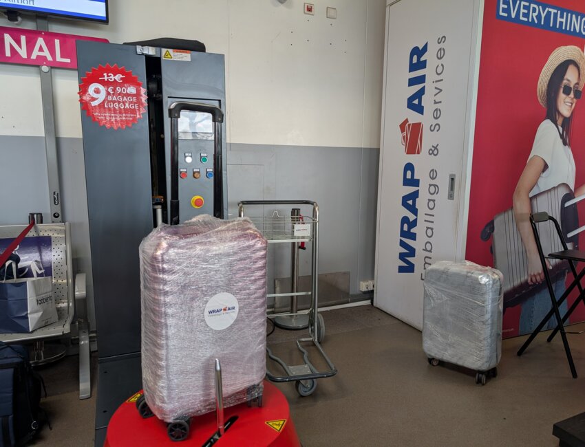 Malick Mboup est installé dans les Terminaux 1 et 2 de l’aéroport de Beauvais depuis cet été. © Aletheia Press / DLP