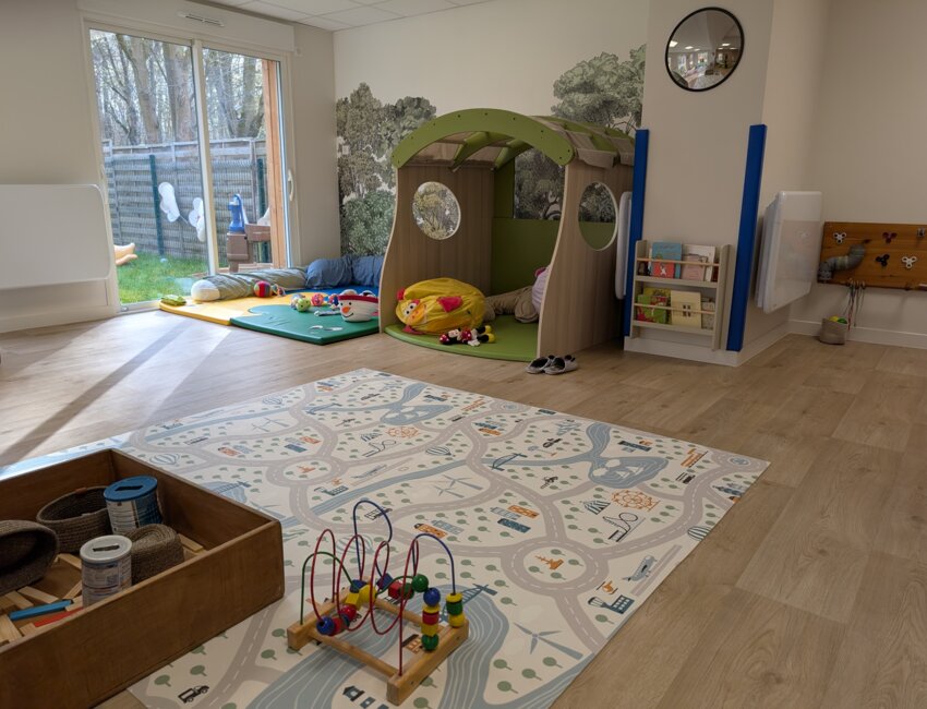 Les trois assistantes maternelles des Petits Galopeurs : Laetitia Meurant, Paméla Polli et Mathilde Baeyart. © Aletheia Press / DLP