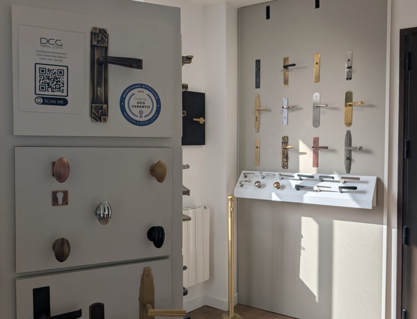 Hugo Petit, responsable communication de DCG, dans le showroom de l'entreprise à Woignarue. © Aletheia Press / DLP