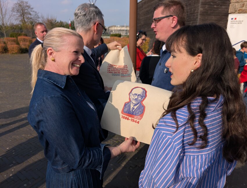 Valentine Tarbat et Louis Teyssedou ont remis des tote bags à l’effigie de Marc Bloch à Estelle Charles et Philippe Destable. © Aletheia Press / D. La Phung