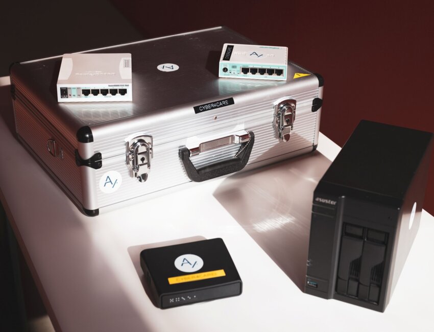 (c) Johann Marin-Thiery.Micro serveur, routeur, station électrique composent le «kit de survie» d’Archify.fr.