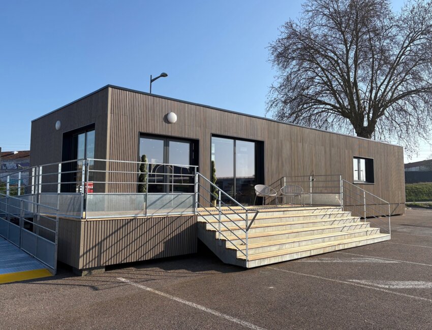 © Alexandra Marquet. Le salon de coiffure est abrité dans un local modulaire conçu en Meuse par l'entreprise 1 2 3 Modules de Chauvoncourt.