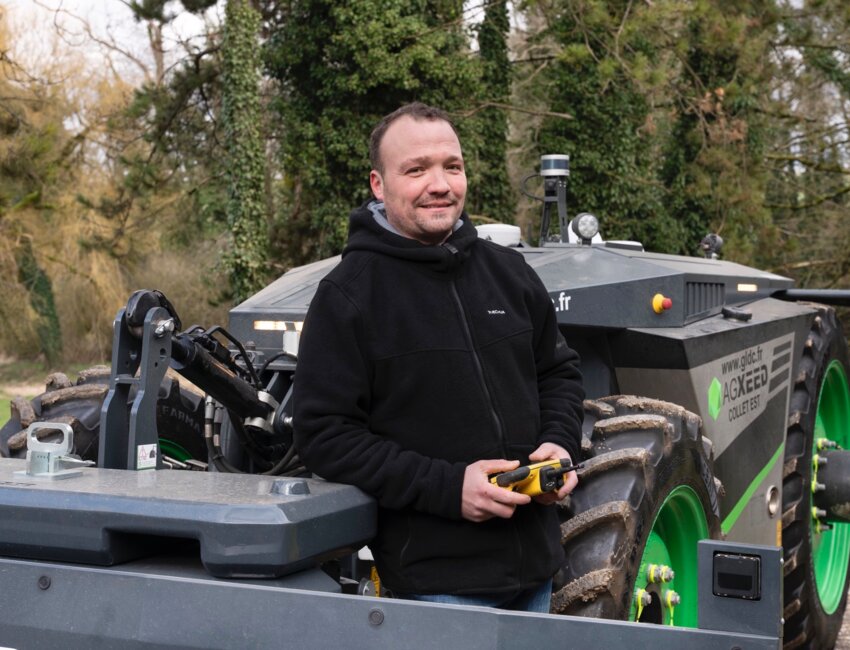 Laurence DELEAU- Xavier Bazart a rapidement pris en main les deux tracteurs autonomes