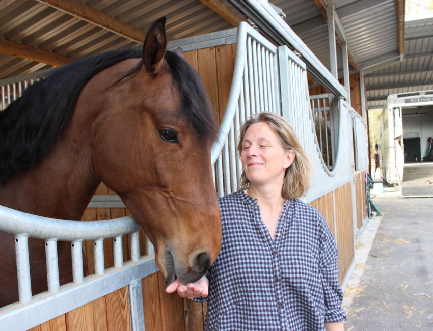 Laure Goubet accueille les visiteurs au moulin de Bussy-lès-Daours totalement réhabilité.