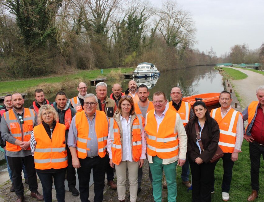 Sur le terrain, ici aux abords de la Somme à Etinehem-Méricourt : Christelle Hiver, la présidente du conseil départemental de la Somme, et Franck Beauvarlet, vice-président en charge des espaces naturels et de la transition écologique. © CD 80