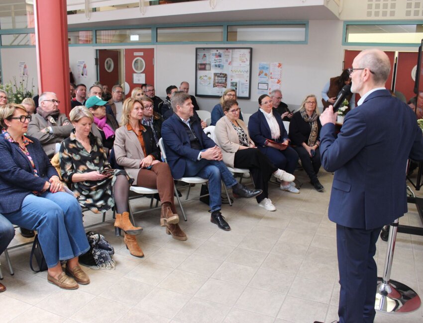 Marina Crapart, très émue par l'hommage rendu à son mari disparu en septembre 2025.