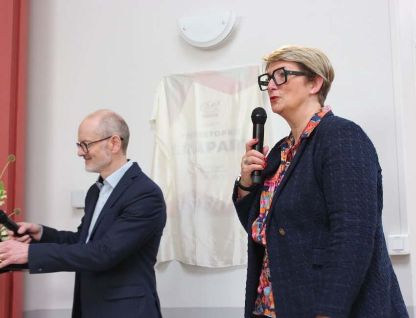 Marina Crapart, très émue par l'hommage rendu à son mari disparu en septembre 2025.