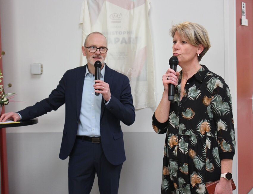 Marina Crapart, très émue par l'hommage rendu à son mari disparu en septembre 2025.