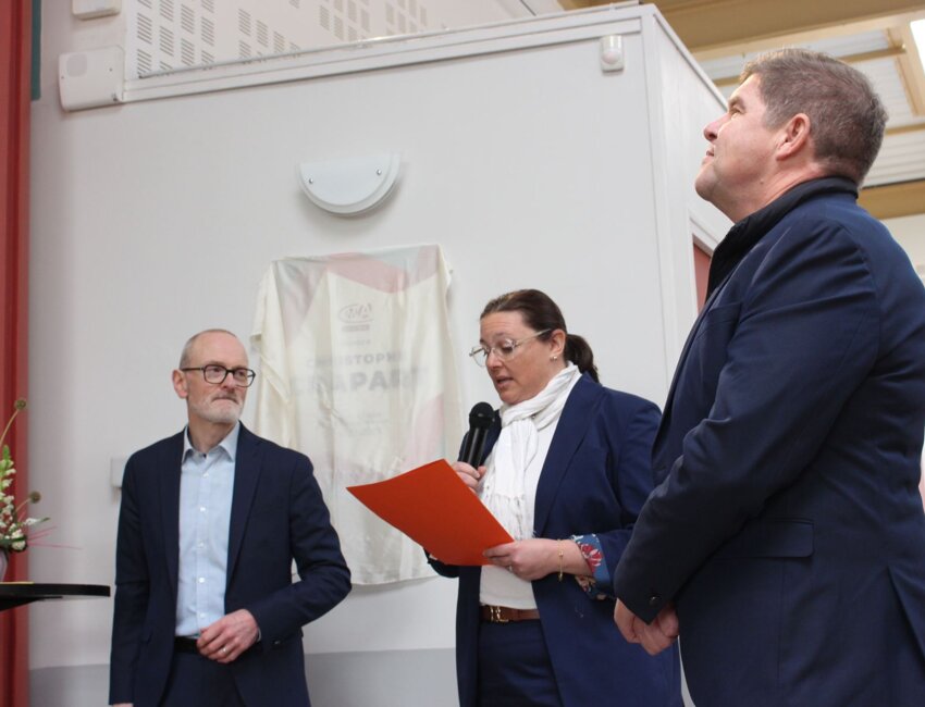 Marina Crapart, très émue par l'hommage rendu à son mari disparu en septembre 2025.