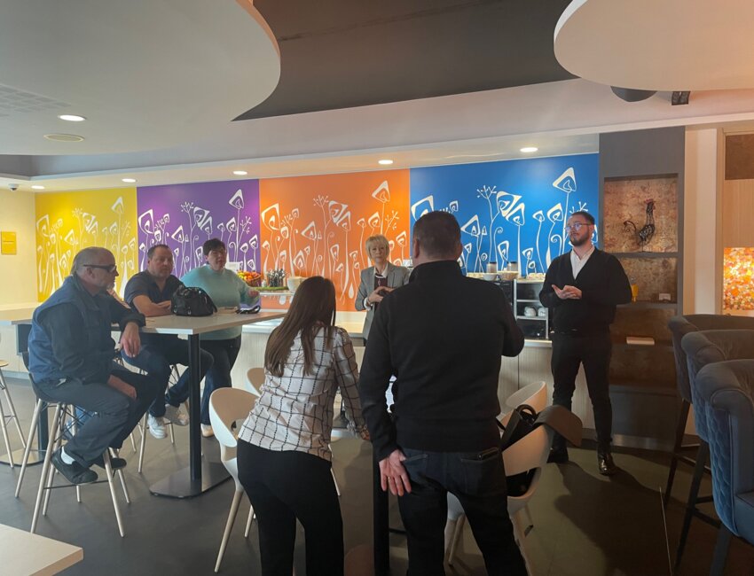 Lors de la formation des équipes de Positive Place autour de la gamme Chic des Plantes, maison d'infusion gastronomique et bienfaisante créée par un trio d'experts dont un pharmacien herboriste et une cheffe.