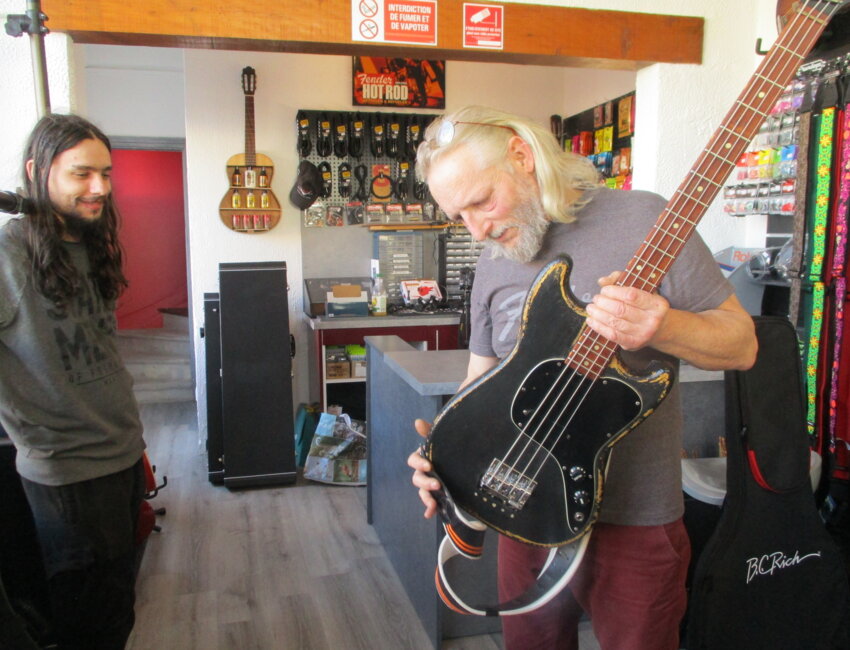 Les musiciens locaux trouvent sur place, auprès de  Philippe Lambot, écoute et compétences.