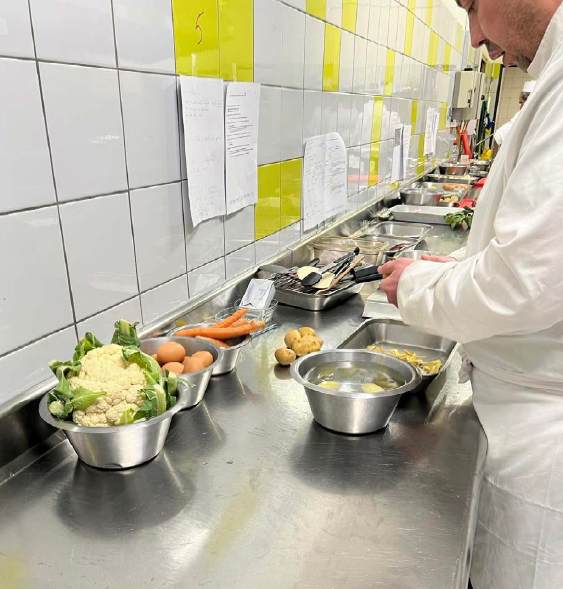 La préparation des repas lors de l’opération « Les Cuisines Solidaires - La Relève » à l’EESCapade. © CCI Formation EESC